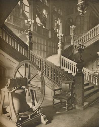 Magnifique escalier de Grocers Hall et la grande cloche flamande nommée Martin, vers 1935