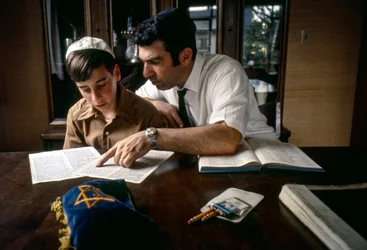 Garçon étudiant pour la Bar Mitzvah