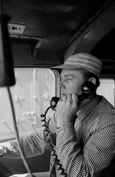 Charles Brockman, ingénieur du Great Northern Railroad, parlant au téléphone radio depuis la locomotive