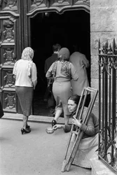 Femme infirme mendiant alors que les pèlerins entrent dans le Sanctuaire de Monserrate, Bogota, Colombie