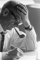 Dr. Benjamín Viel, médecin chilien, étudiant un document et fumant une pipe