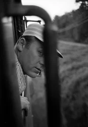 Un mécanicien de la Great Northern Railroad regarde par la fenêtre de la cabine d