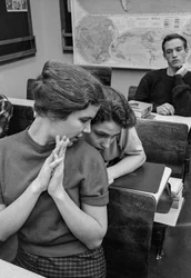 Étudiantes socialisant et discutant en classe au lycée James A. Garfield