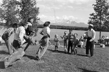 Jeux pendant un pique-nique près de la rivière Matanuska à Palmer, Alaska