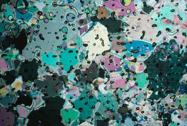 Cristaux de glace dans un noyau reflétant des couleurs sous différents angles