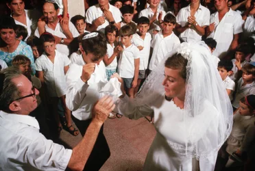 Kibboutzniks dansant autour de la mariée et du marié