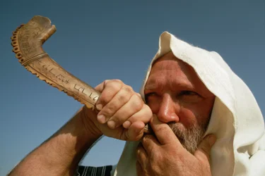 Homme soufflant le shofar à Yom Kippour