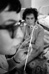 Personnel médical décrivant l