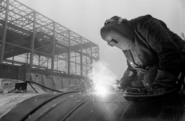 Soudeur utilisant une torche à acétylène pour souder des tuyaux industriels sur le chantier de construction aux opérations de Hanford