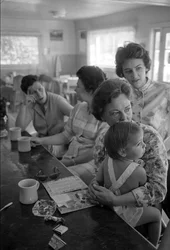 Femmes discutant au comptoir pendant le petit-déjeuner dans un diner en Oregon