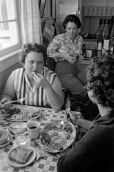 Femmes discutant au petit-déjeuner dans un diner en Oregon