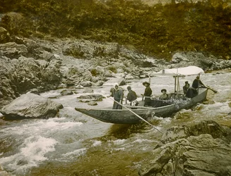Un bateau dans les rapides de la rivière Hozu, Kyoto vers 1900 - 1915 (photographie)