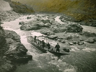 Un bateau dans les rapides de la rivière Hozu, Kyoto vers 1900 - 1915 (photographie)
