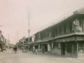 Rue commerçante du quartier de Motomachi à Kobe, vers 1900 - 1915 (photographie)