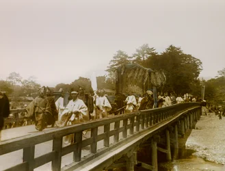 Défilé de chars lors du festival Aoi Matsuri à Kyoto, vers 1900 - 1915 (photographie)