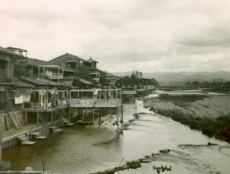 Maison sur la rivière Kamo-Gawa près de Kyoto, vers 1900 - 1915 (photographie)