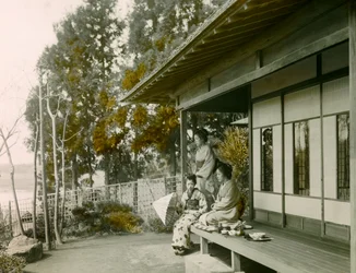 Famille japonaise devant sa maison, vers 1900 - 1915 (photographie)