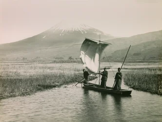 Le mont Fuji vu depuis le Tokaido, vers 1900 - 1915 (photographie)