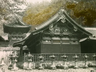 Partie du temple Tosho-Gu appelé Sanjinko à Nikko, vers 1900 - 1915 (photographie)
