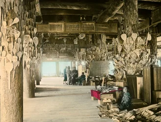 Vendeur de cuillères à riz dans le pavillon des mille tatamis, Miyajima, vers 1900 - 1915 (photographie)