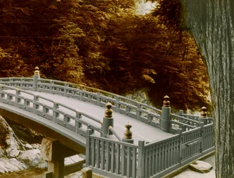 Le Shinkyo (pont sacré) dans la ville de Nikko, vers 1900 - 1915 (photographie)