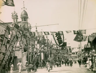 Rue du théâtre dans le quartier de Shinkaichi à Kobe, vers 1900 - 1915 (photographie)