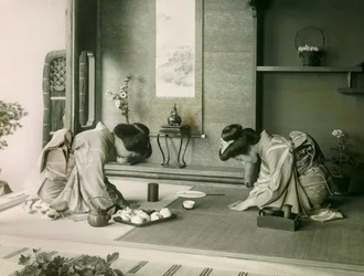 Deux femmes japonaises en costume traditionnel se saluant avant la cérémonie du thé, vers 1900 - 1915 (photographie)
