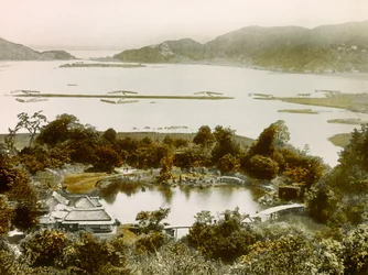 Vue du jardin Rakurakuen, près du lac Biwa, vers 1900 - 1915 (photographie)