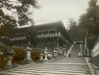 Vue du temple bouddhiste sur pilotis de Nara, vers 1900 - 1915 (photographie)