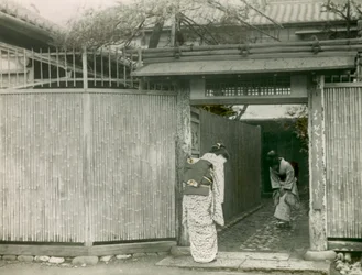 Jeune femme japonaise rendant visite à une amie, vers 1900 - 1915 (photographie)