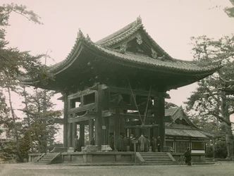 Clocher du temple bouddhiste Todai-Ji à Nara, vers 1900 - 1915 (photographie)
