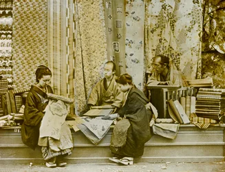 vendeur de soie au japon, vers 1900 - 1915 (photographie)