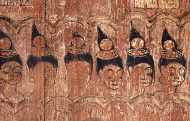 Une série de demoiselles marchant peintes sur les avant-toits du toit de Viharn Nam Tam