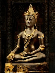 Bouddha Lanna orné de régalia
