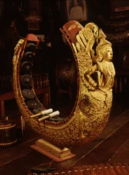 Khong Mon richement décoré (bois et métal)