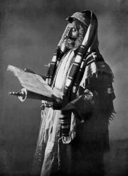 Rabbin lisant la Loi