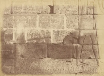 Vue rapprochée des inscriptions hiéroglyphiques et sculptures (Liste des nations vaincues), Karnak
