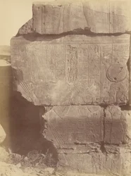 Vue rapprochée des inscriptions hiéroglyphiques et des sculptures, Karnak