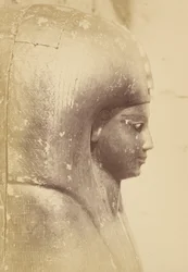 Gros plan du sarcophage de la reine Aah-Hotep (profil)