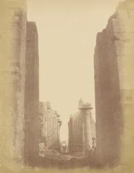 Karnak, vue à travers la salle hypostyle