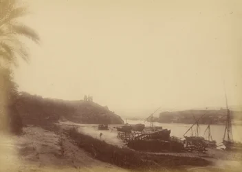 Vue du Nil avec bateaux et ruines