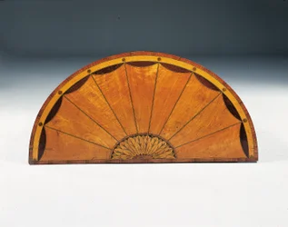 Commode demi-lune en marqueterie George III, vers 1760-79