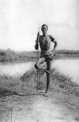 Une attitude caractéristique des Dinka, de Terrakekka à Aweil, Soudan, 1925-1927