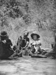 Écouter le gramophone, Bulawayo à Dett, Rhodésie, c1924-c1925