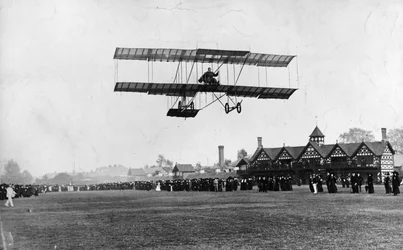 Grahame White pilotant sa machine depuis le Ranelagh Club, la même année que le vol de Manchester, 1910