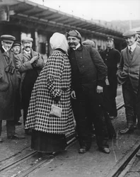 M. et Mme Bleriot après que ce dernier ait traversé la Manche, 1910