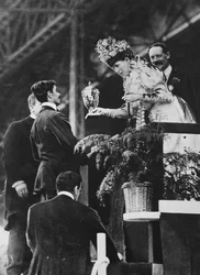 La Reine Alexandra remettant une coupe spéciale à Dorando pour commémorer son grand effort pour gagner le marathon olympique en juillet 1908