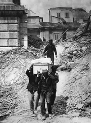 Récupération des corps quatre mois après le tremblement de terre à Messine, 1909