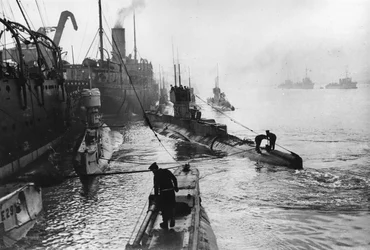 Sous-marins quittant le dépôt de navires à Harwich