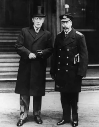 Le Roi pose avec le Président Wilson devant le Palais de Buckingham, 31 décembre 1919